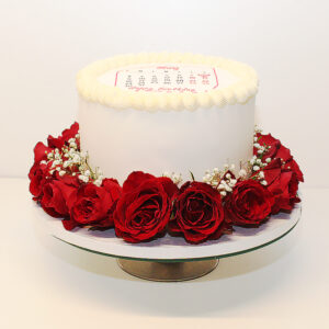 Elegante Hochzeit- und Verlobungstorte in Weiß mit roten Rosen und Kalender