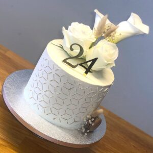 buttercreme und fondant torte weiss