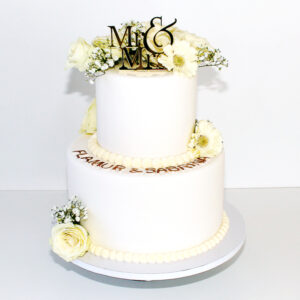 Moderne zweistöckige Hochzeitstorte in Weiss mit Fondant und frischen Blumen