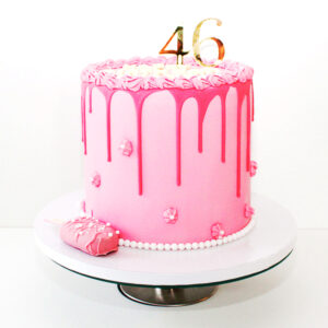 Handdekorierte rosa Geburtstagstorte mit Buttercreme-Blumen und Fondant