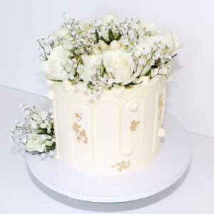 Elegante Weiss-Rosen-Torte