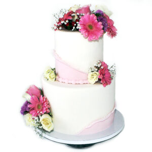 Zweistöckige Hochzeitstorte mit Fondantdecke und Blumen